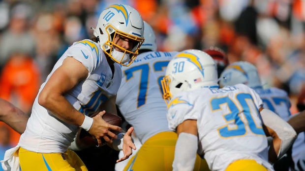 Los Angeles Chargers quarterback Justin Herbert (10) drops back in the second quarter of the NFL Week 13 game between the Cincinnati Bengals and the Los Angeles Chargers at Paul Brown Stadium in Cincinnati on Sunday, Dec. 5, 2021. The Chargers led 24-13 at halftime.

Los Angeles Chargers At Cincinnati Bengals